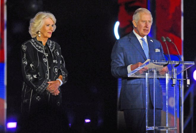 Tudi prestolonaslednik princ Charles je v govoru med koncertom večkrat požel aplavz in se pošalil, »njenemu veličanstvu, mami«, pa se osebno poklonil za »življenjsko nesebično služenje javnosti«. FOTO: Kerry Davies/Pool via Reuters
