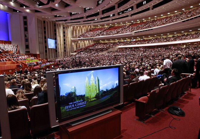 Zbor mormonov na letni generalni konferenci Cerkve Jezusa Kristusa svetih iz poslednjih dni v Salt Lake Cityju. FOTO: George Frey/AFP
