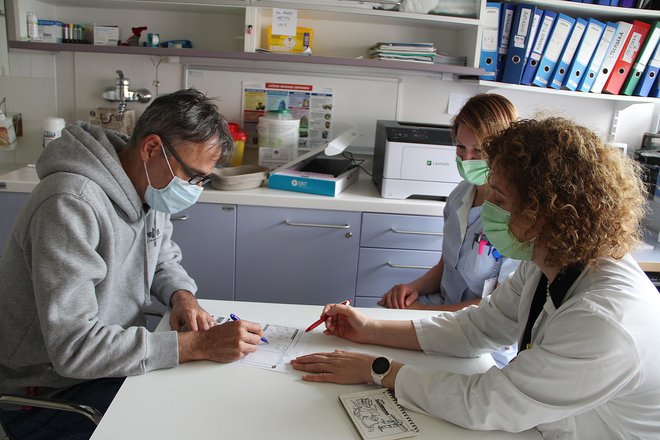 Na podlagi pogovorov in presejalnih testov bodo iskali tiste, ki imajo morda zgodnjo obliko Alzheimerjeve bolezni, ki še ni demenca. FOTO: Simona Fajfar/Delo
