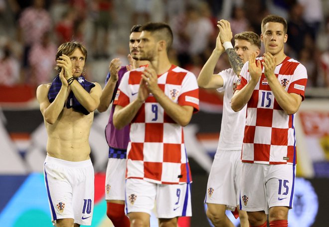 Hrvaški as Luka Modrić, Andrej Kramarić in Mario Pašalić (na fotografiji spredaj z leve) so se po tekmi v Splitu zahvalili številnim navijačem za spodbujanje. FOTO: Antonio Bronic/Reuters
