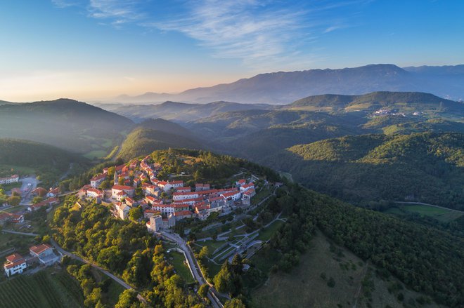 Kobdilj je uro hoda oddaljen od Štanjela, ki mu je prav tako dal pečat sloviti arhitekt Fabiani. FOTO: Jošt Gantar/Visit Kras
