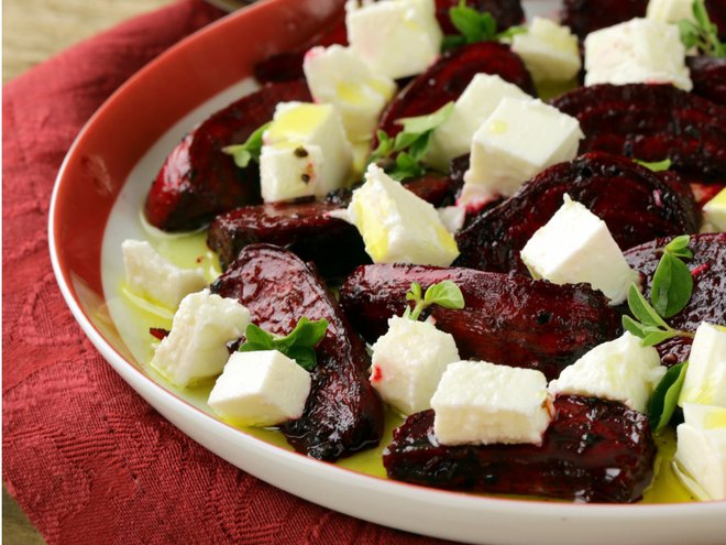 Feta sir z rdečo peso. FOTO: Arhiv Polet/Thinkstock
