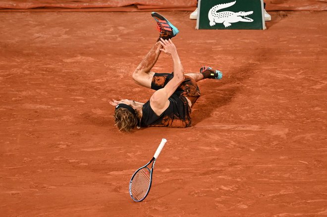 Alexander Zverev je dvoboj z Rafaelom Nadalom končal v krikih bolečine in igrišče zapustil na vozičku. FOTO: Tomas Stevens/AFP
