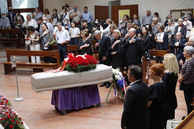 V prvi vrsti za krsto je Pahorjeva družina, v sredini sta hči Maja in sin Adrijan. FOTO: Leon Vidic
