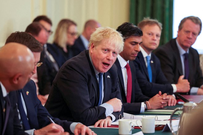 Britanski premier Boris Johnson med prvim zasedanjem vladnega kabineta po glasovanju o nezaupnici. Foto: Ian Vogler/Reuters
