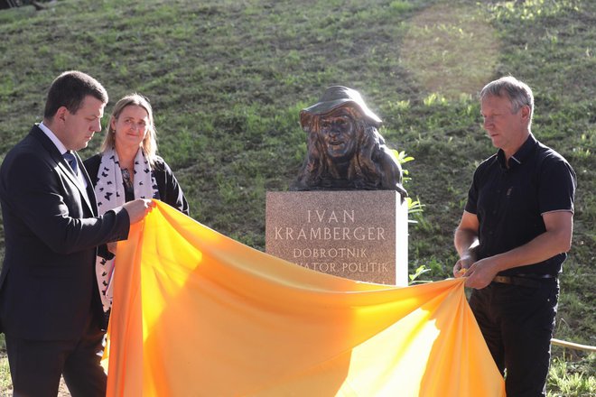 V Aleji velikih v Gornji Radgoni so včeraj odkrili v bron vliti doprsni kip Ivana Krambergerja. Slavnostna govornika sta bila Maja Weiss in Ivan Kramberger ml. (levo) FOTO: Marko Pigac
