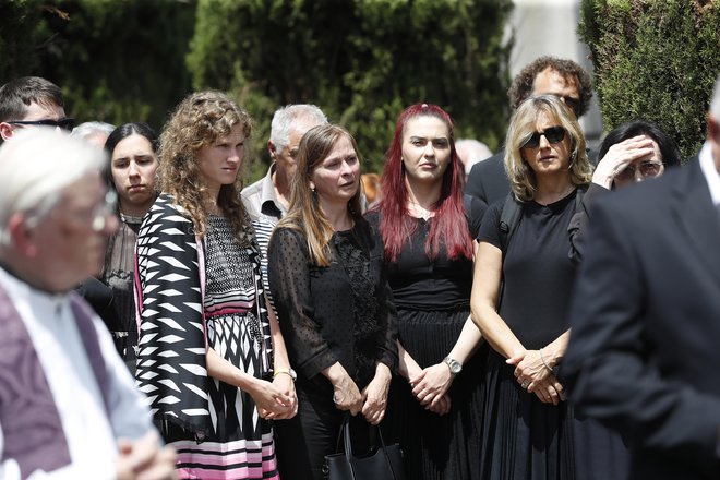 Žalujoče Pahorjeva vnukinja Kristina, Vera Radić, ki je skrbela za pisatelja, in novinarka Cristina Battocletti, ki je s Pahorjem napisala njegovo biografijo Figlio di nessuno (Nikogaršnji sin). FOTO: Leon Vidic
