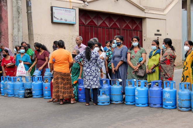 Protestniki so v Kolombu opozorili na pomanjkanje pogonskih goriv in plina. FOTO: AFP
