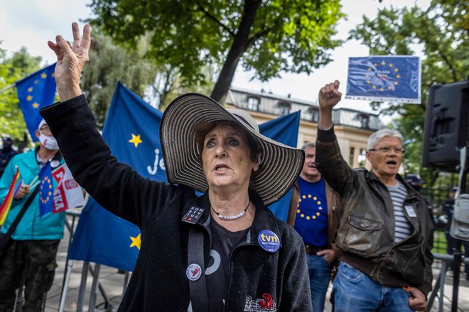 Protestniki so lani v Varšavi nasprotovali odločitvi poljskega ustavnega sodišča za nepriznavanje prvenstva evropskega prava. FOTO: Wojtek Radwanski/AFP
