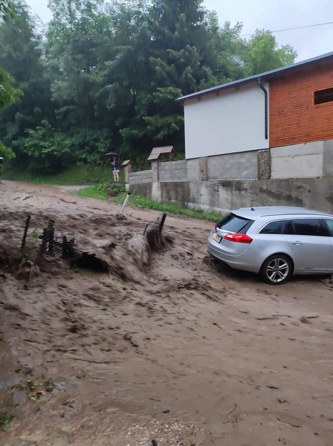 Gasilci so predvsem črpali meteorno vodo iz poplavljenih objektov, odstranjevali podrta drevesa, nameščali protipoplavne vreče, pokrivali poškodovane strehe in gasili požare, ki so jih povzročile strele. FOTO: PGD Mislinja/Facebook
