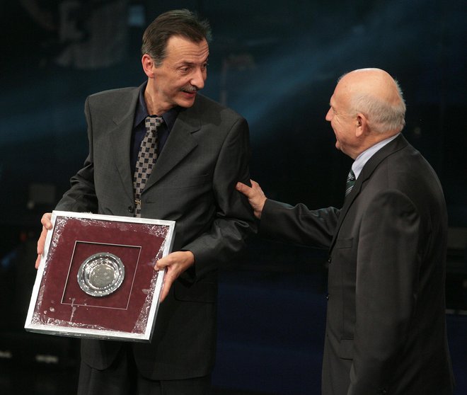 Miha Žibrat (levo, ob njem Janez Kocijančič) je leta 2017 prejel nagrado OKS. FOTO: Matej Družnik

