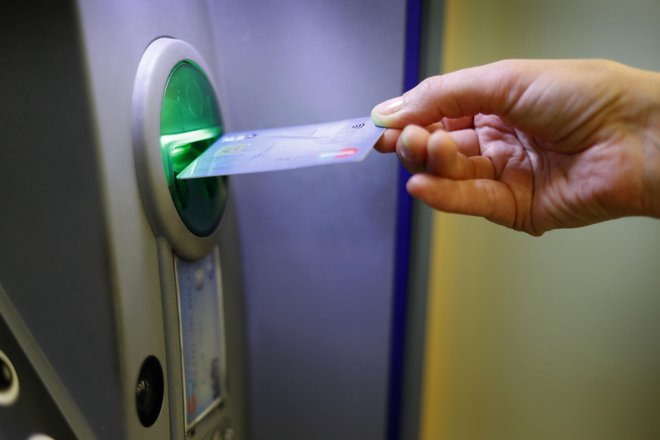 Pri dvigih na tujih bankomatih bodite posebej pozorni na morebitne dodatno zaračunane stroške, opozarjajo na ZBS. FOTO: Leon Vidic/Delo
