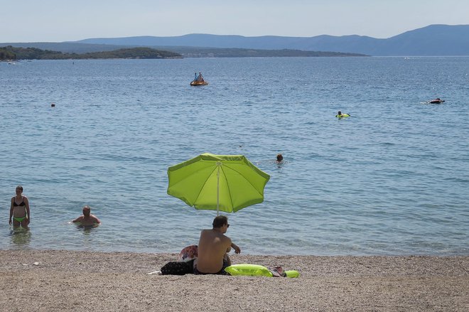 Na splošno na ZBS vsem priporočajo, da pred odhodom na počitnice preverijo&nbsp;veljavnost svojih plačilnih kartic in višino razpoložljivega limita porabe. FOTO: Leon Vidic/Delo
