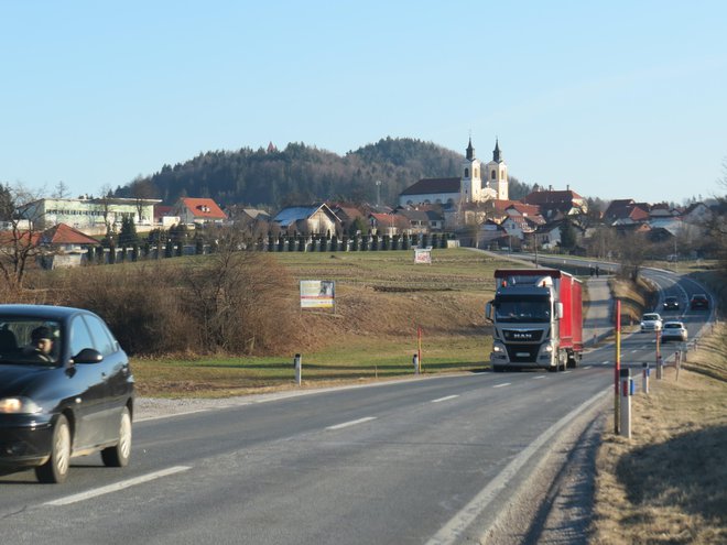 Glavna cestna prometnica bo še dolgo speljana skozi Velike Lašče. FOTO:&nbsp;Bojan Rajšek/Delo
