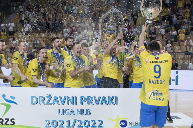 David Razgor je konec maja še enkrat dvignil pokal za naslov državnega prvaka. FOTO: Jure Eržen
