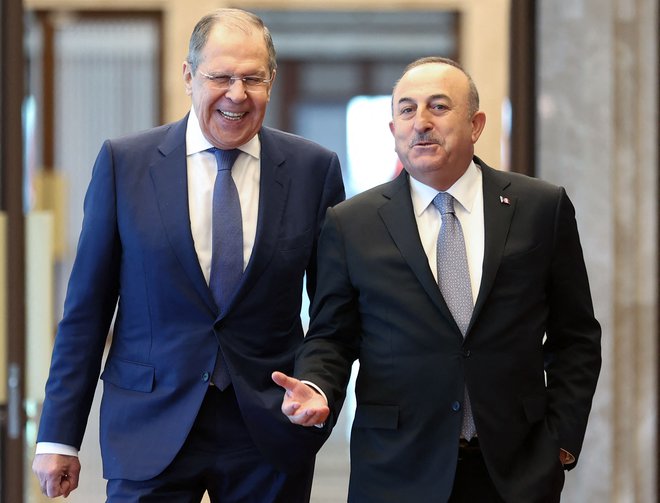 Ruski zunanji minister Sergej Lavrov in njegov turški gostitelj Mevlüt Çavuşoğlu sta v Ankari iskala rešitve za deblokado črnomorskih pristanišč. FOTO:&nbsp;Adem Altan/AFP
