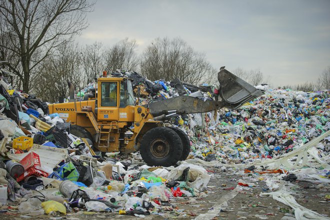 Javni interes ni v kupih odpadne embalaže, požarih in interventnih zakonih, pravijo na zbornici komunalnega gospodarstva. FOTO: Jože Suhadolnik/Delo
