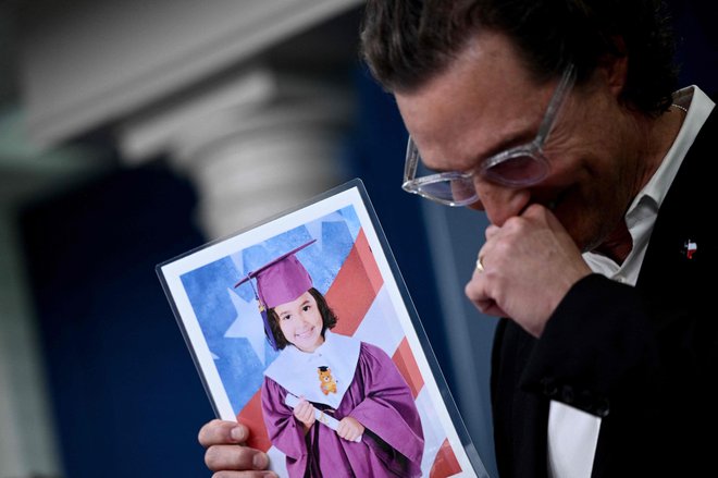 Matthew McConaughey s fotografijo Alithie Ramirez, ki nikoli ne bo obiskovala pariške likovne šole.

FOTO:&nbsp;Brendan Smialowski/AFP
