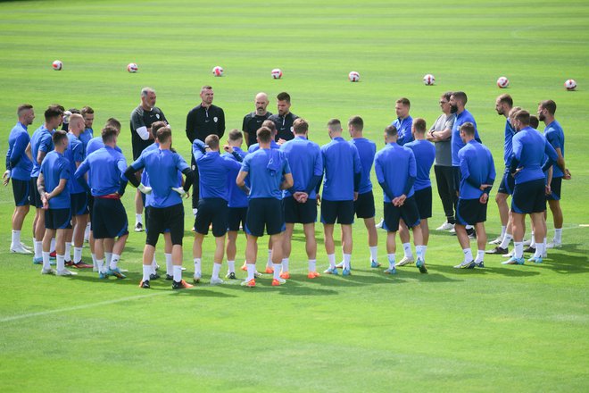 Boštjan Cesar je takole prvič nagovoril slovenske reprezentante pred treningom na Brdu. FOTO: NZS
