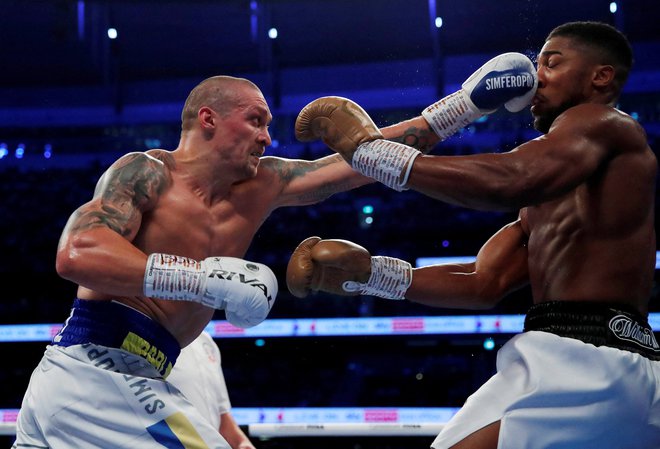 Oleksandr Usik (levo) je na štadionu Tottenhama v severnem Londonu septembra lani ustavil Anthonyja Joshuo. FOTO: Andrew Couldridge/Reuters
