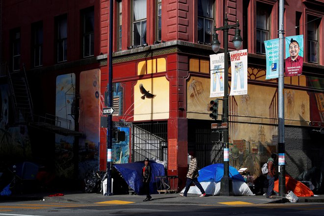 Na pločnikih San Francisca taborijo brezdomci, ponekod po mestu odkrito prodajajo mamila.

Foto Shannon Stapleton/Reuters
