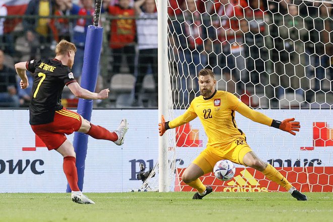 Kevin De Bruyne je v drugem polčasu poskrbel za popoln preobrat v dvoboju s poljskim vratarjem Bartlomiejem Dragowskim, a se Belgijci&nbsp;niso ustavili le pri dveh zadetkih. FOTO:&nbsp;Bruno Fahy/AFP
