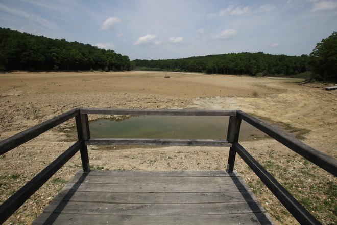 Od velikega jezera sta letos ostali samo dve večji luži. FOTO:&nbsp;Jože Pojbič
