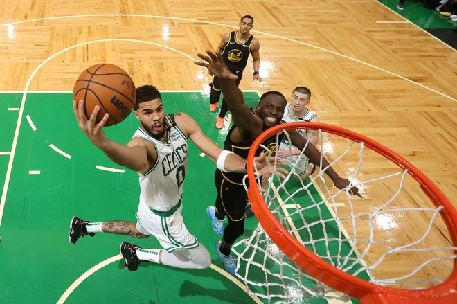 Bostonov igralec Jayson Tatum (levo) je bil strelsko najbolj razigran gostitelj v tretji finalni tekmi lige NBA proti Golden State. FOTO: Kyle Terada/Usa Today Sports
