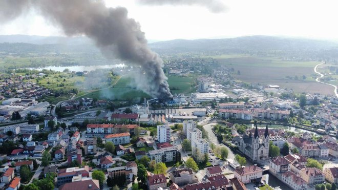 Eksplozija in požar v kemični tovarni Melamin v Kočevju. FOTO: Mitja Ofak
