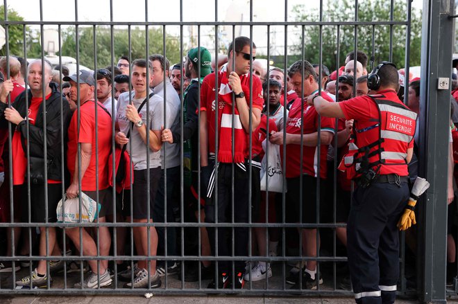 Liverpoolovi navijači s ponarejenimi vstopnicami in neprimeren odziv pariške policije so bili razlogi za nasilje pred začetkom finalne tekme lige prvakov na Stade de France. FOTO: Thomas Coex/AFP
