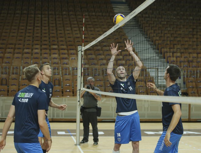 Slovenski odbojkarji se mudijo v brazilski prestolnici, kjer jih čaka druga tekma nove sezone lige narodov. FOTO: Jože Suhadolnik/Delo
