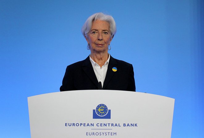 Predsednica ECB Christine Lagarde za september napoveduje nov, morda še večji dvig obrestnih mer.. FOTO: Daniel Roland/Pool via Reuters
