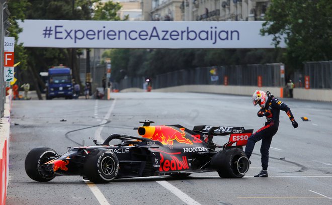 Max Verstappen je lani v jezi brcnil dirkalnik, ki ga je pustil na cedilu. FOTO: Anton Vaganov/Reuters
