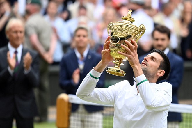 Naslov v Wimbledonu bo branil srbski zvezdnik Novak Đoković, ki je v lanskem finalu ugnal Italijana&nbsp;Mattea Berrettinija. FOTO:&nbsp;Toby Melville/Reuters
