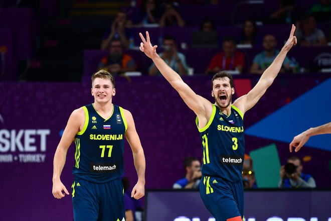 Luka Dončić (levo) ne želi za nobeno ceno zamuditi poslovilne tekme Gorana Dragića (desno). FOTO: Ozan Kose/AFP
