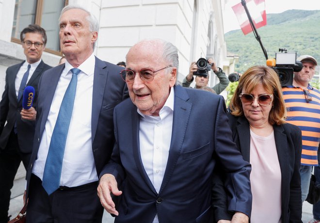 Nekdanji predsednik Fife Sepp Blatter se brani na sodišču v Švici. FOTO: Arnd Wiegmann/Reuters
