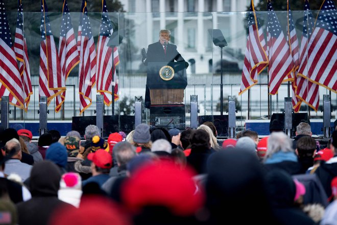 Trump je v govoru pred Belo hišo pozval privržence k miroljubnim demonstracijam, po začetku vdora pa o njem dolgo ni bilo ne duha ne sluha. Foto Brendan Smialowski/AFP
