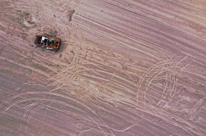 Uničen tank sredi ukrajinskega žitnega polja. Foto: Edgar Su/Reuters
