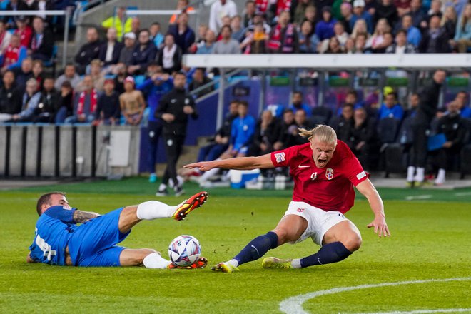 Erling Haaland ni mogel premagati slovenske obrambe. Miha Blažić pa si je prislužil izključitev. FOTO: Terje Bendiksby/AFP
