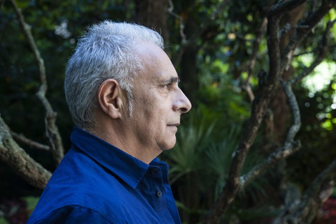 Hanif Kureishi&nbsp;je postal poprock pisateljska zvezda in še mnogo več. Njegove knjige &ndash; med drugimi Buda iz predmestja, Intimnost, Ničla, Zadnja beseda &ndash; so zadnjih štirideset let svetovne uspešnice, prav tako filmi, ki so bili posneti po njih. FOTO: Alberto Cristofari/Contrasto via Reuters
