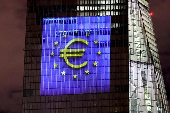 Evropska centralna banka bo 1. julija zvišala svojo ključno obrestno mero, ki pa bo še vedno negativna.

FOTO: Wolfgang Rattay/Reuters
