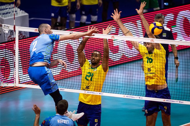 Alen Pajenk med napadom na mreži v dvoboju z Brazilijo. FOTO: Volleyballworld.com
