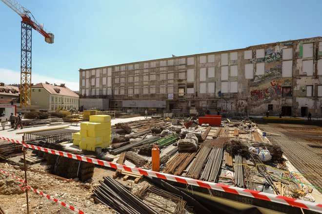 Z velikim medijskim pompom so se mestne oblasti lotile gradnje novega bleščečega Centra Rog, ki se prodaja kot nekakšna palača napredne misli v Ljubljani. Foto Črt Piksi
