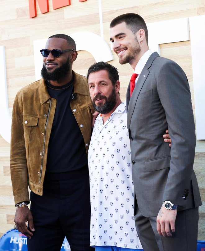 LeBron James, filmski igralec Adam Sandler in&nbsp;Juancho Hernangomez (z leve) med&nbsp;premiero filma Hustle v Los Angelesu. FOTO: Mario Anzuoni/Reuters
