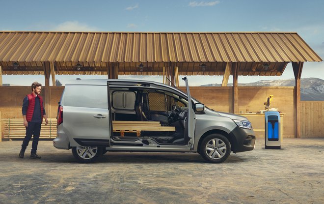 Zaradi novega litij-ionskega akumulatorja z zmogljivostjo 45&nbsp;kWh, ki jo je možno izkoristiti v celoti, ima novi Kangoo Van E-Tech Electric doseg do 300 kilometrov. FOTO: Renault Kangoo
