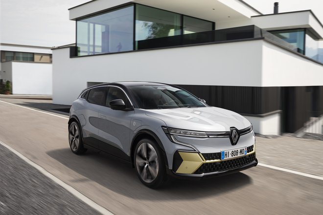 Ta kompaktna kombilimuzina na popolnoma novi konstrukcijski osnovi CMF-EV postavlja nova merila na področju zasnove, razmerja med tlorisom in prostornostjo ter vsestranske uporabnosti. FOTO: Renault Megane
