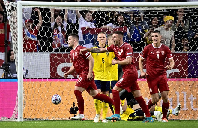 Luka Jović in soigralci slavijo po zmagovitem zadetku na štadionu Friends Arena v Solni. FOTO: TT News Agency/Reuters
