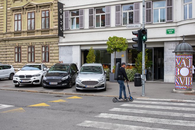 Tudi uporabniki inovativnih prevoznih sredstev potrebujejo zavarovanje &ndash; tako za primer odgovornosti do drugih kot za poškodbe, ki jih lahko (pri)dobijo sami.

FOOT: Voranc Vogel/Delo
