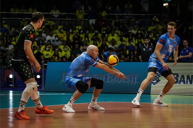 Žiga Štern (v sredini) ob Janiju Kovačiču (levo) in Roku&nbsp;Možiču med dvobojem z Brazilci. FOTO: Volleyballworld.com
