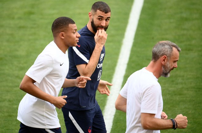 Kylian Mbappe (levo) se ta čas nahaja v taboru francoske reprezentance. FOTO: Franck Fife/AFP
